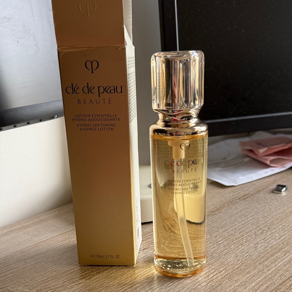 Clé de Peau Beauté Gold lotion essentiale